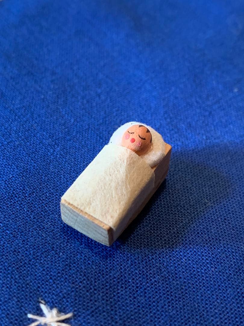 ドイツ製　木製人形　エルツ　ヘニッシユ工房の聖家族と羊飼い牛さんの可愛いセット！