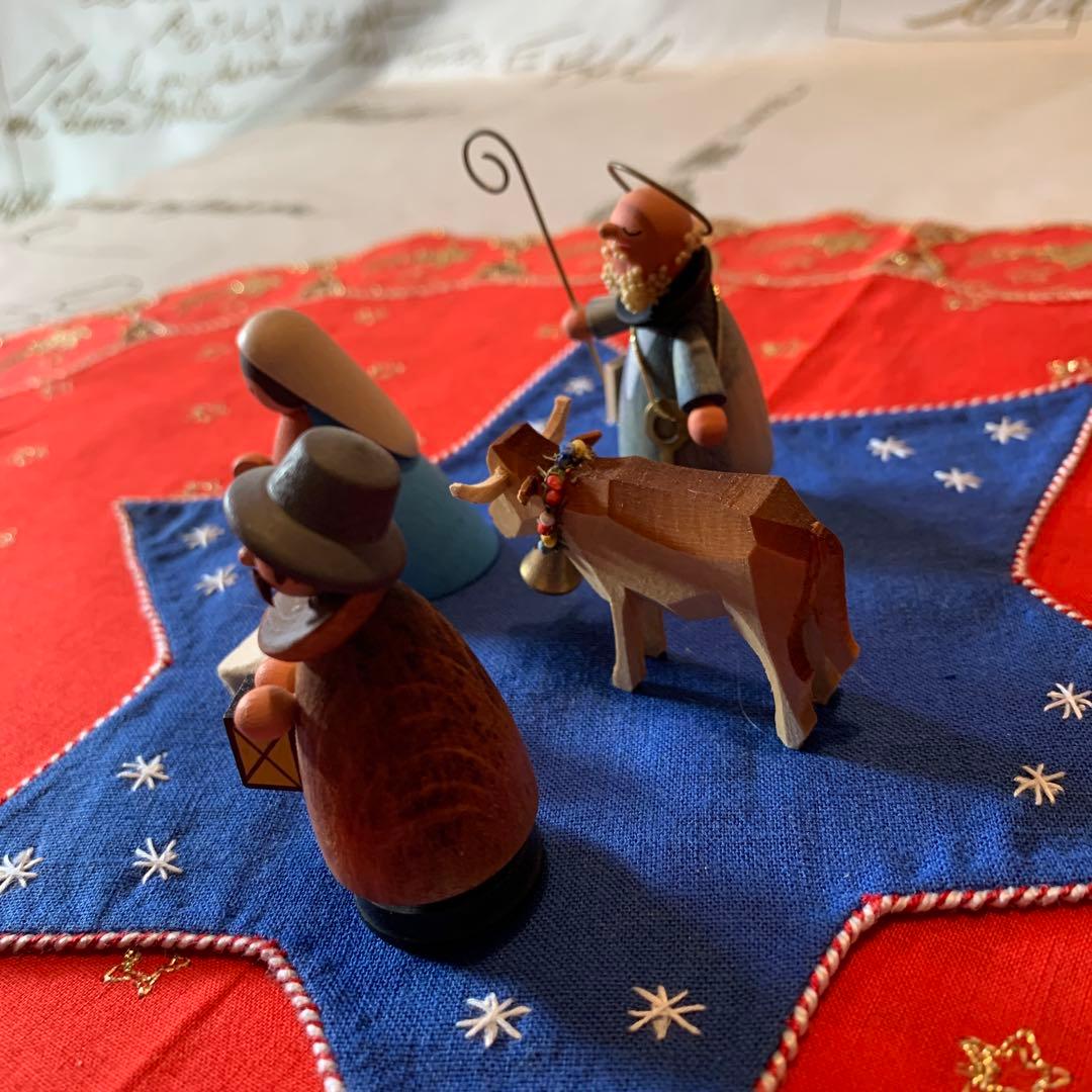 ドイツ製　木製人形　エルツ　ヘニッシユ工房の聖家族と羊飼い牛さんの可愛いセット！