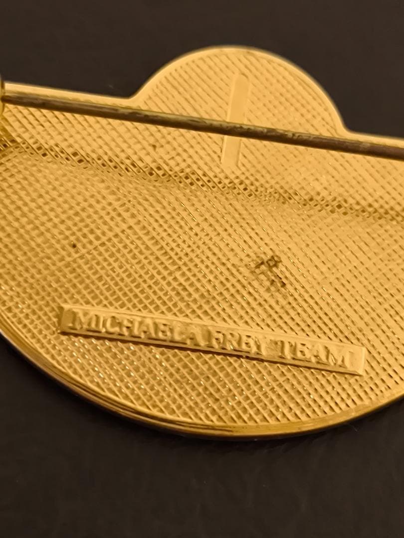 MICHAELA FREY ピンク系のオウム 鳥 ブローチ ミカエラフレイ