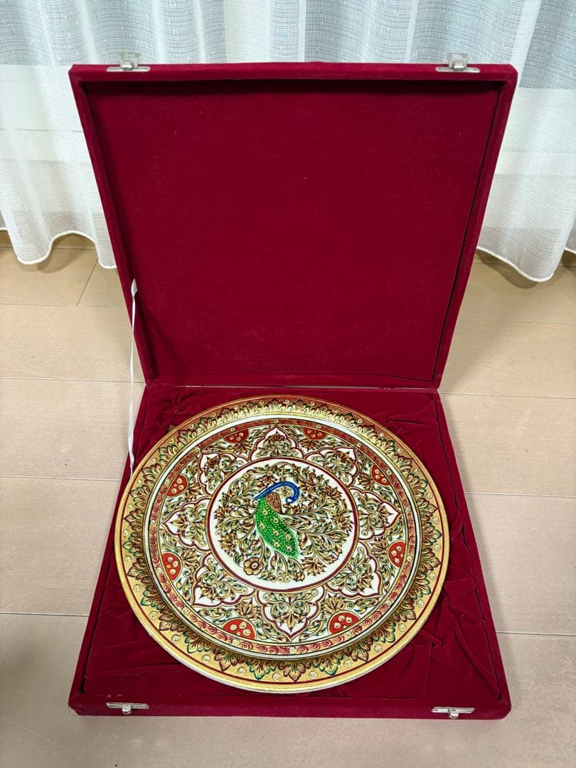 孔雀デザインの装飾皿　インド　india 大理石　金細工　美術　芸術　伝統工芸
