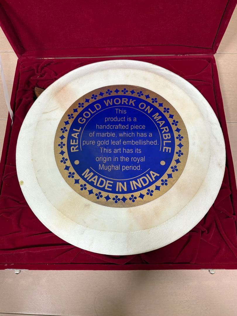 孔雀デザインの装飾皿　インド　india 大理石　金細工　美術　芸術　伝統工芸