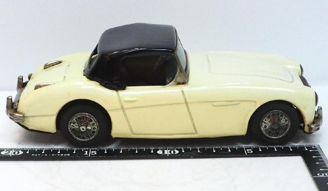 萬代屋【オースチン ヒーレー100SXクーペ白ソフトトップ】ブリキ tin 箱無