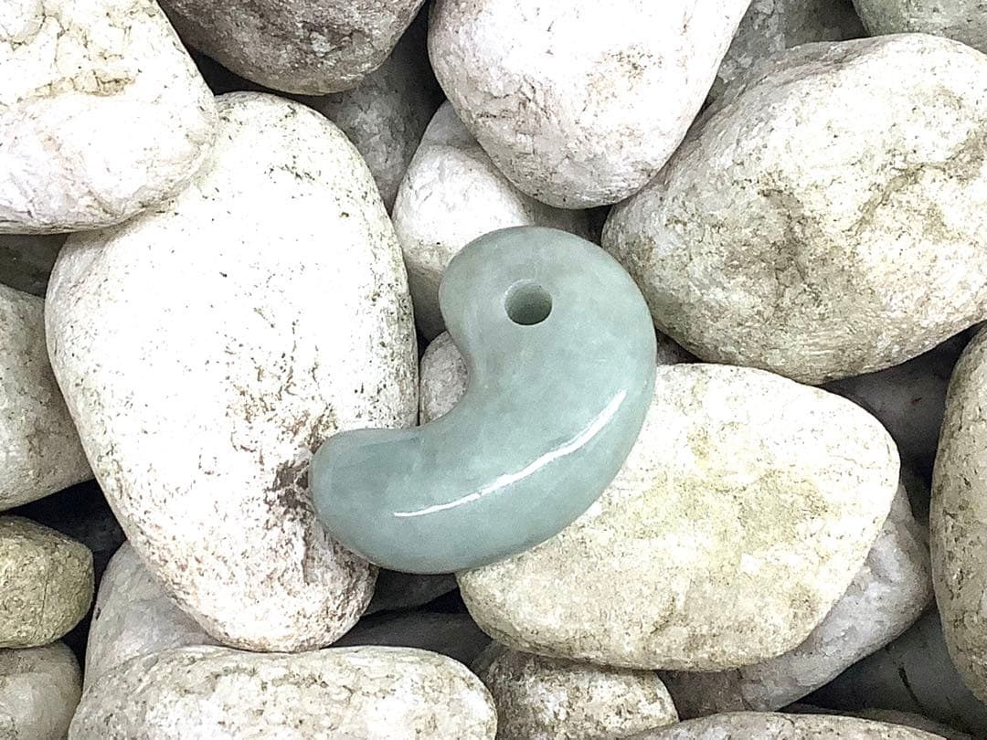 お身近に✳品質*価格に自信の糸魚川翡翠勾玉　守護石*お守りに　鑑別書取得の本物を