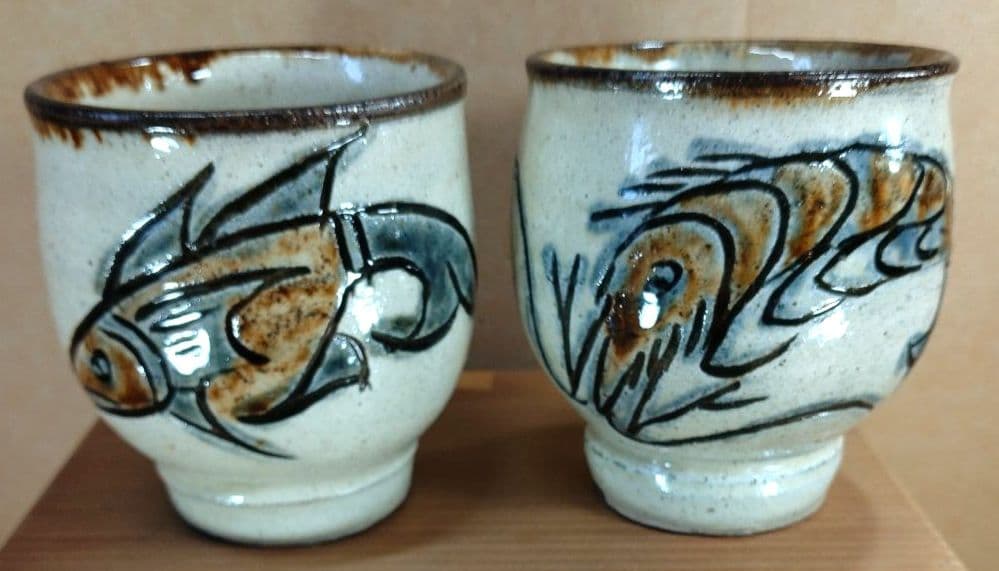 【本物保証】金城次郎 湯呑(魚紋,海老紋）共箱 栞 人間国宝 壷屋焼 やちむん