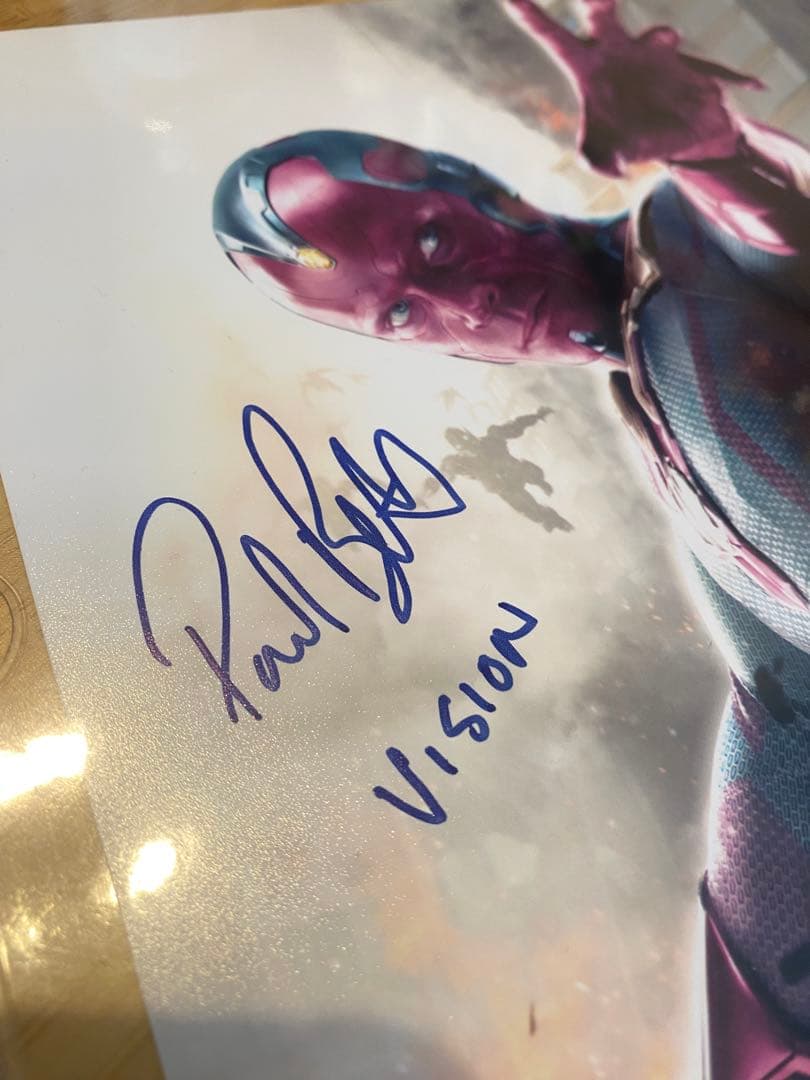 MCUヴィジョン役ポールベタニー氏の直筆サイン入りポートレート＆キャラネーム入り