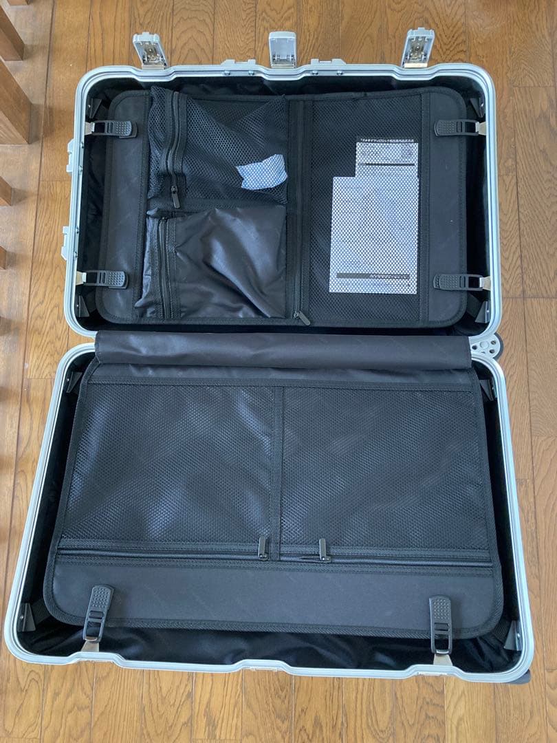 【新品未使用非売品】Mercedes シルバー キャリーケース