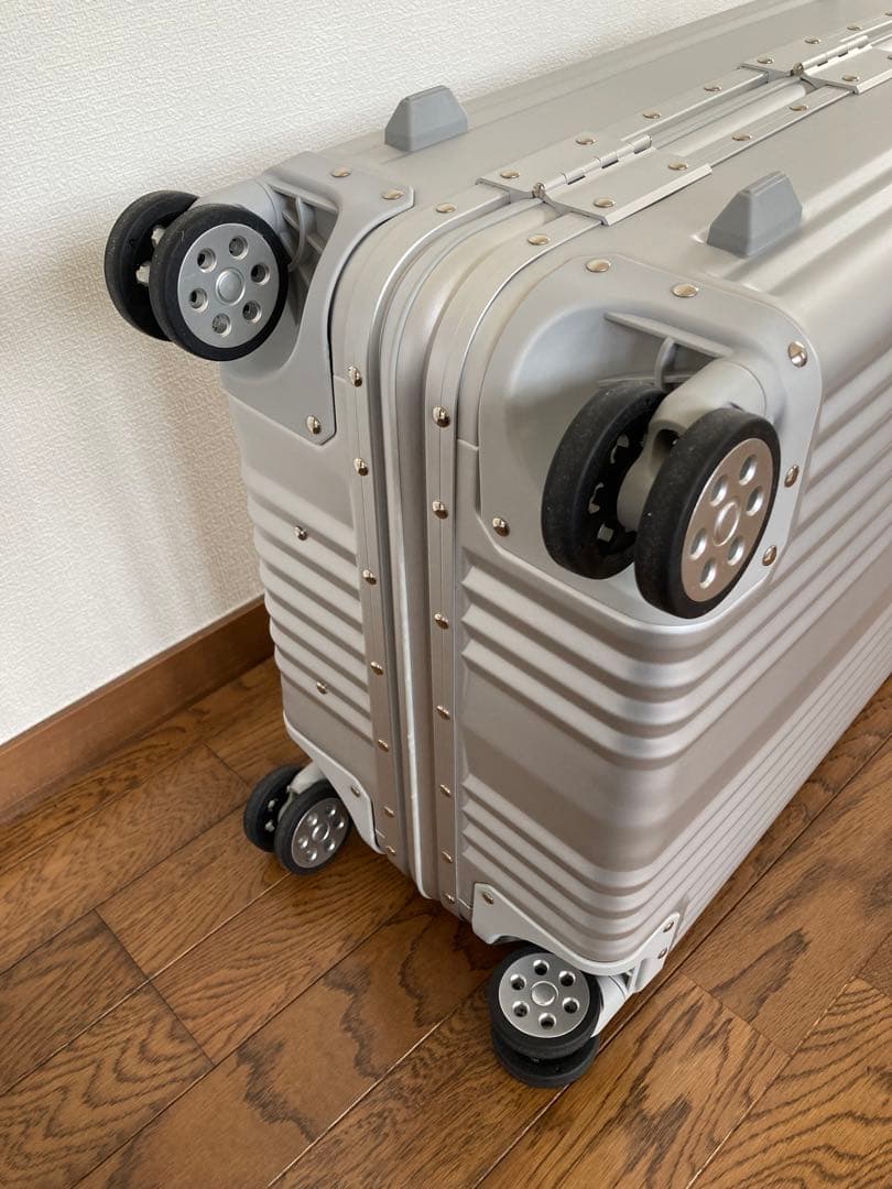 【新品未使用非売品】Mercedes シルバー キャリーケース