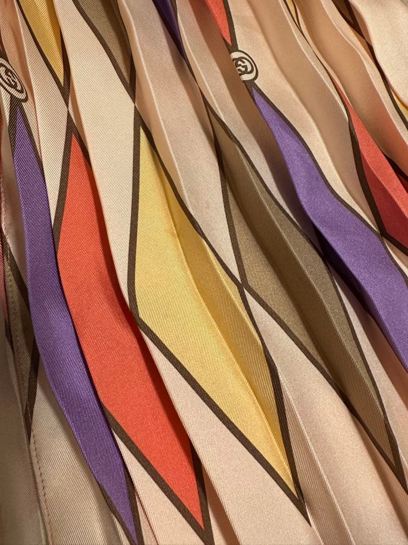 ゆ*ん様 GUCCI イタリア製　シルク プリーツスカート