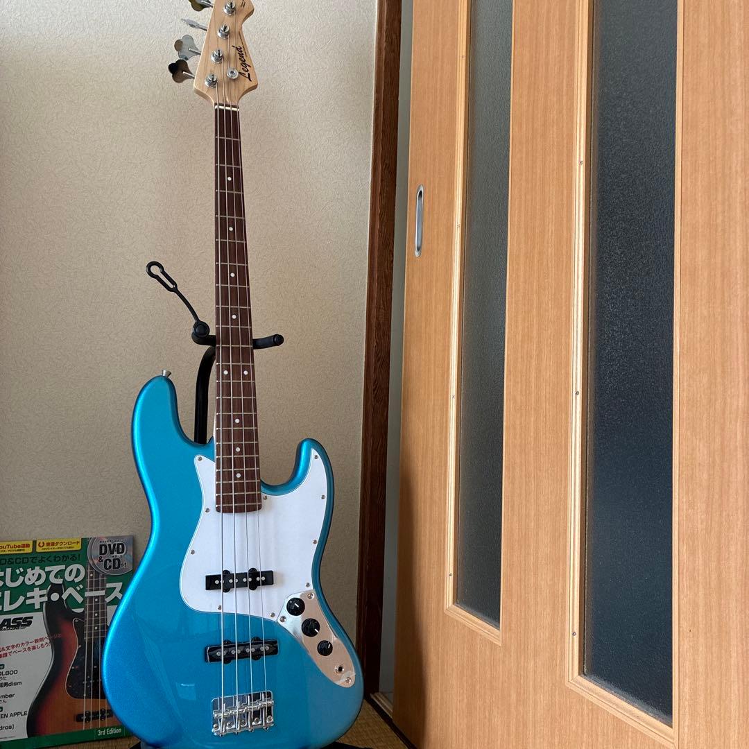 1月31日までの出品青いエレキベース 34インチ