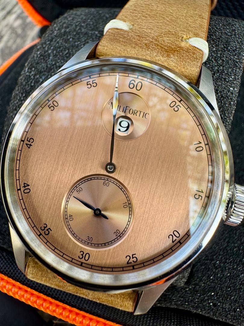 ジャンピングアワー搭載　 機械式自動巻き腕時計