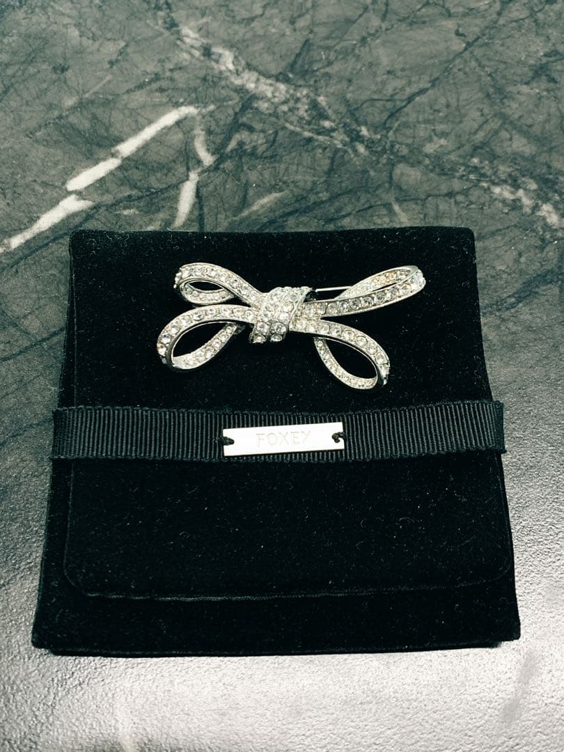まっちゃぱふぇFOXEY ブローチ クリア ラインストーン リボンモチーフ