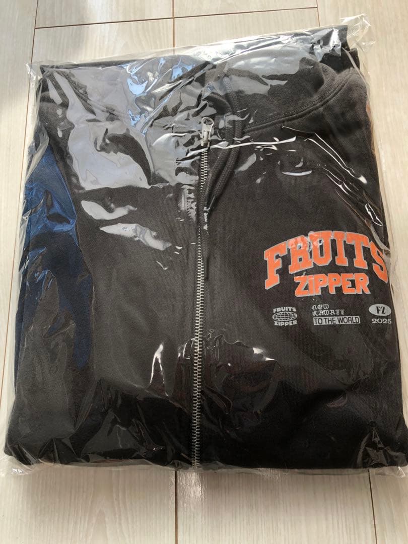 FRUITS ZIPPER 鎮西寿々歌 ジップアップフーディー