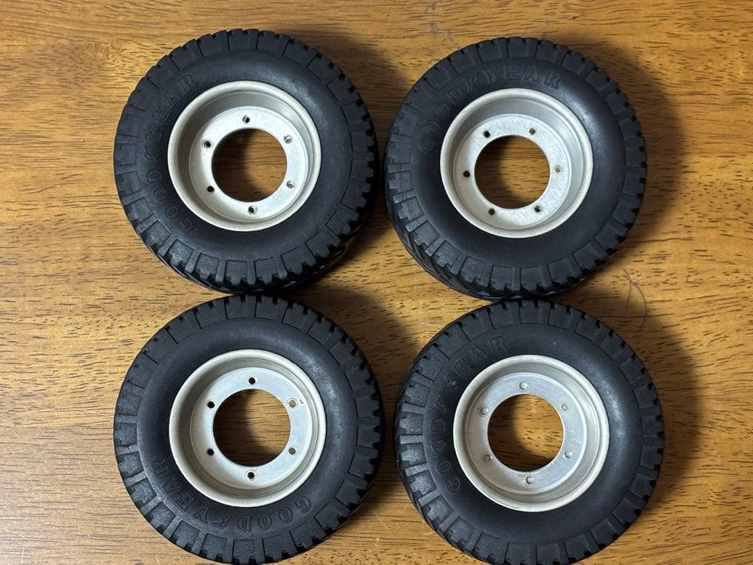 タミヤ　初代　トヨタ　ハイラックス 4WD ラジコンカー