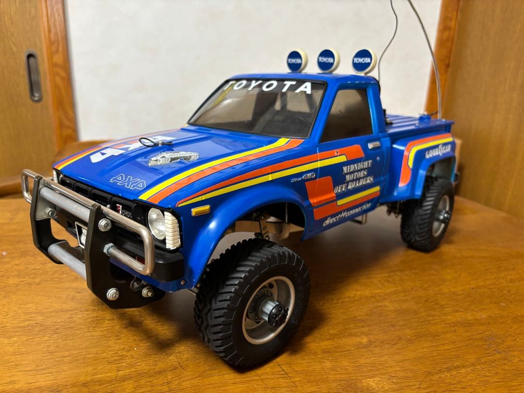 タミヤ　初代　トヨタ　ハイラックス 4WD ラジコンカー