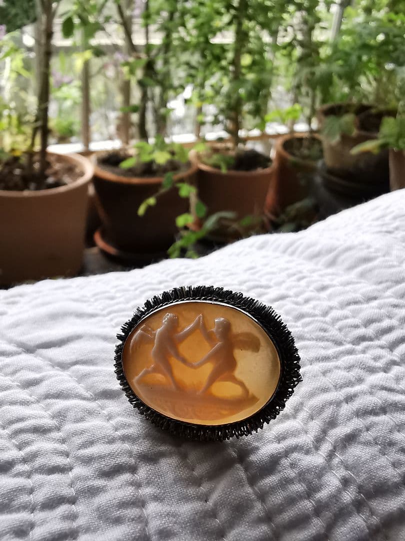 アンティーク シェルカメオブローチ 手を繋ぐ天使達 真鍮 銅ヤーン 兼ネックレス