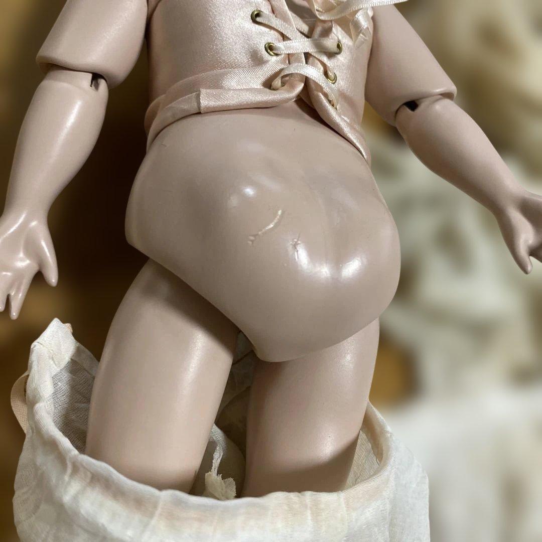 クリーム色のレースドレス人形