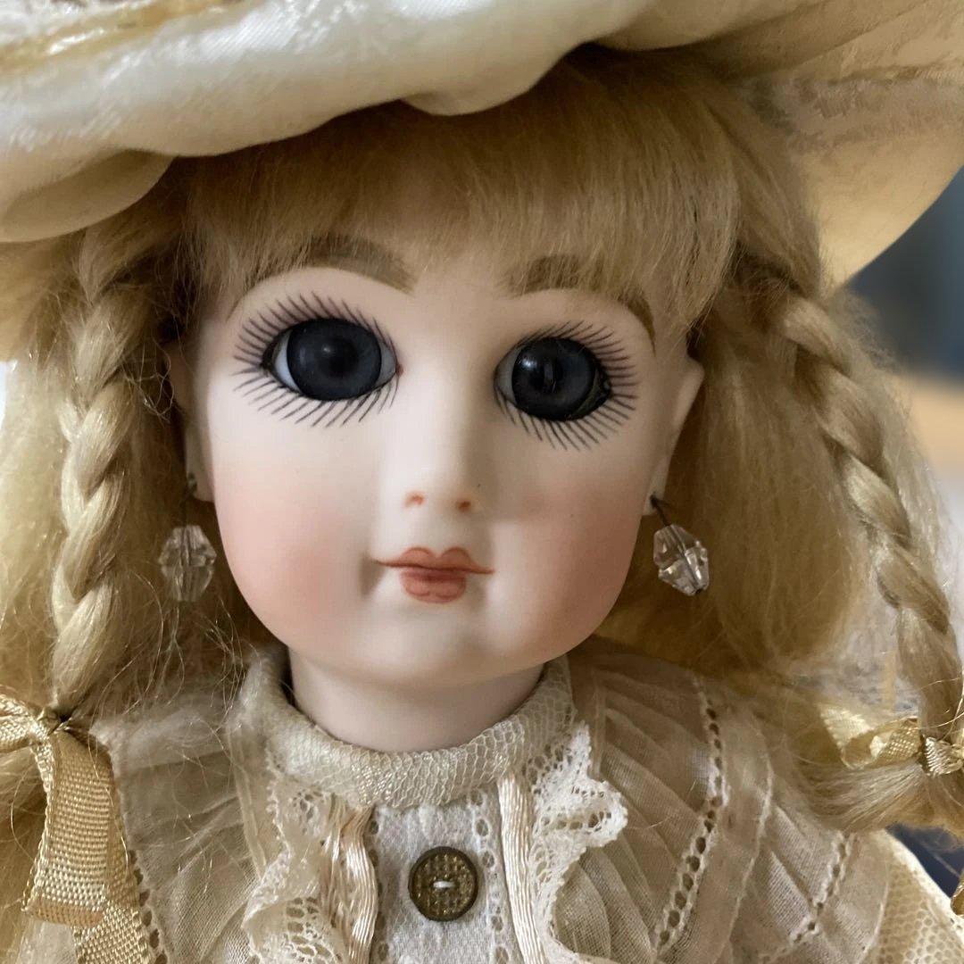 クリーム色のレースドレス人形