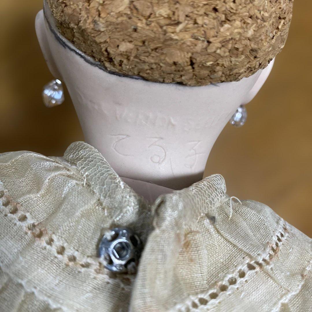 クリーム色のレースドレス人形