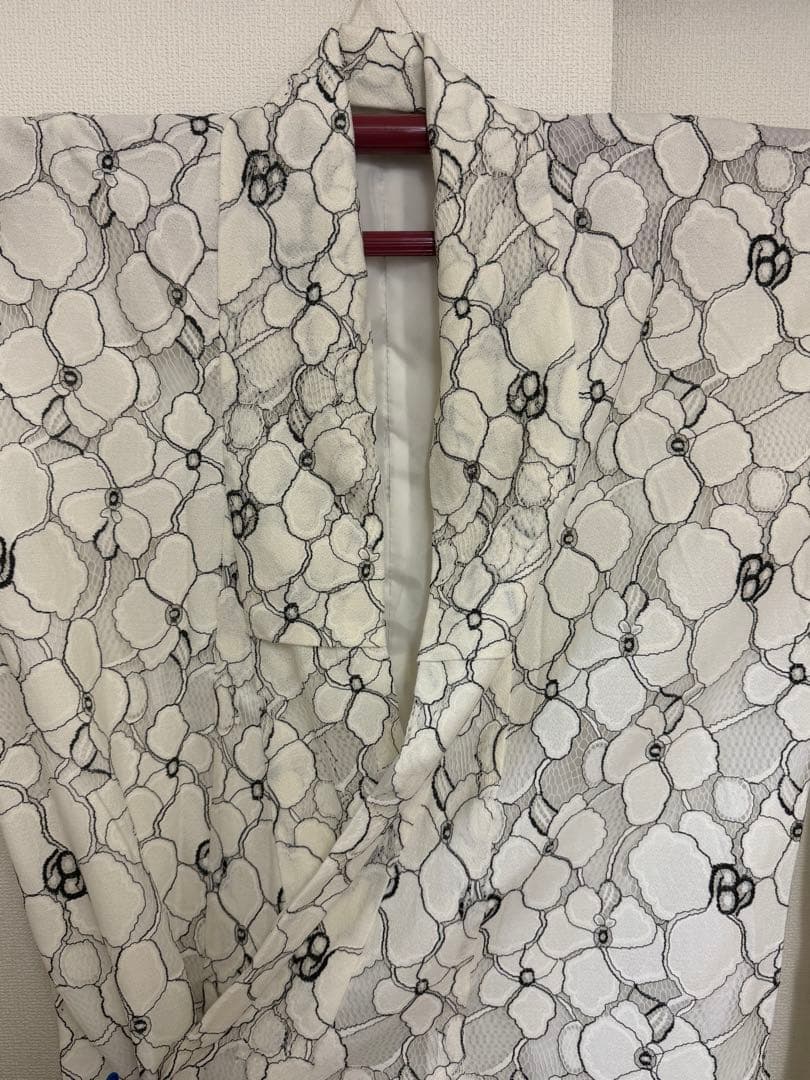 白地に黒花柄 のレース振袖です