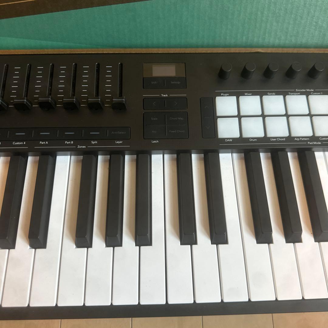 Novation Launchkey 49 Mk4 MIDIキーボード