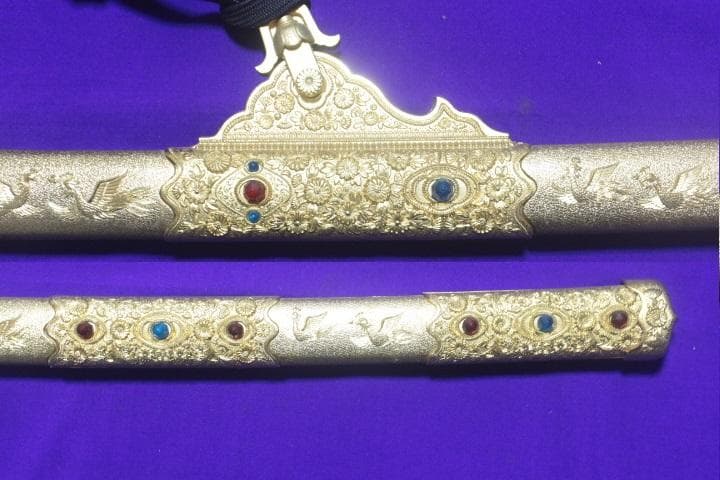 国宝梨地螺鈿金装餝剣 金属製 総重量2.9kg 模造刀 剣掛け台付★中古品