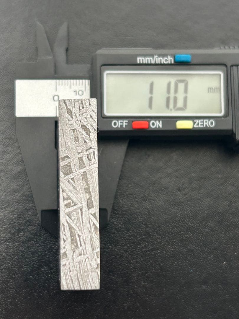 アルタイ鉄隕石。美しい四角形。約212.12g