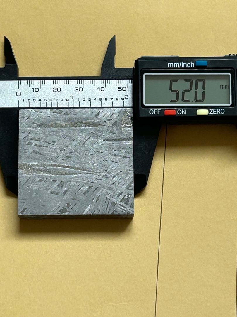 アルタイ鉄隕石。美しい四角形。約212.12g