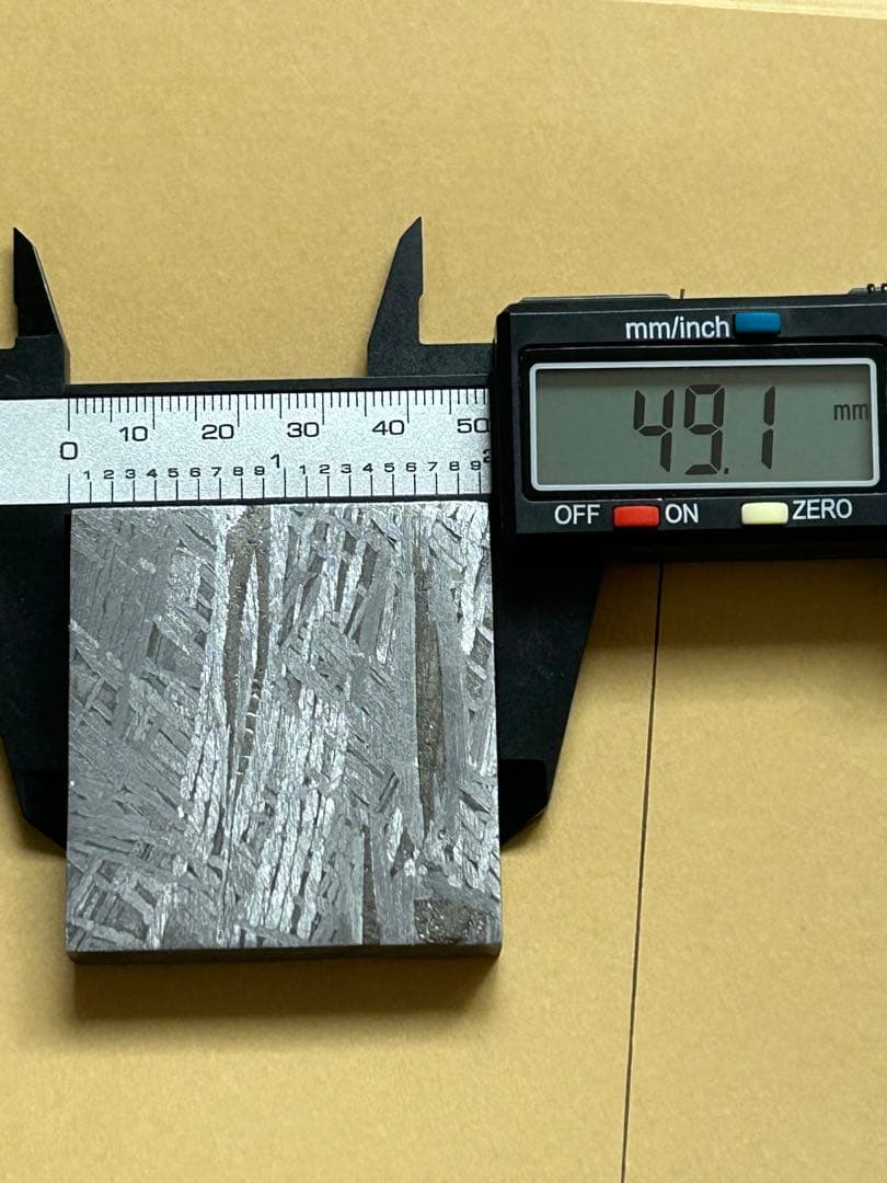 アルタイ鉄隕石。美しい四角形。約212.12g