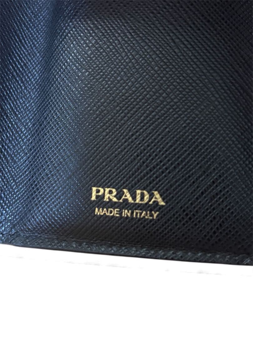 プラダ 三つ折り財布 折り財布 サフィアーノレザー 金ロゴ 黒