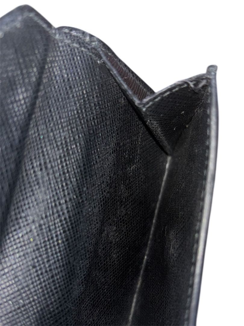 プラダ 三つ折り財布 折り財布 サフィアーノレザー 金ロゴ 黒