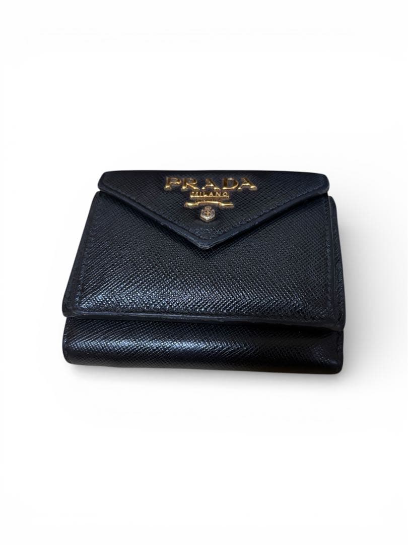 プラダ 三つ折り財布 折り財布 サフィアーノレザー 金ロゴ 黒