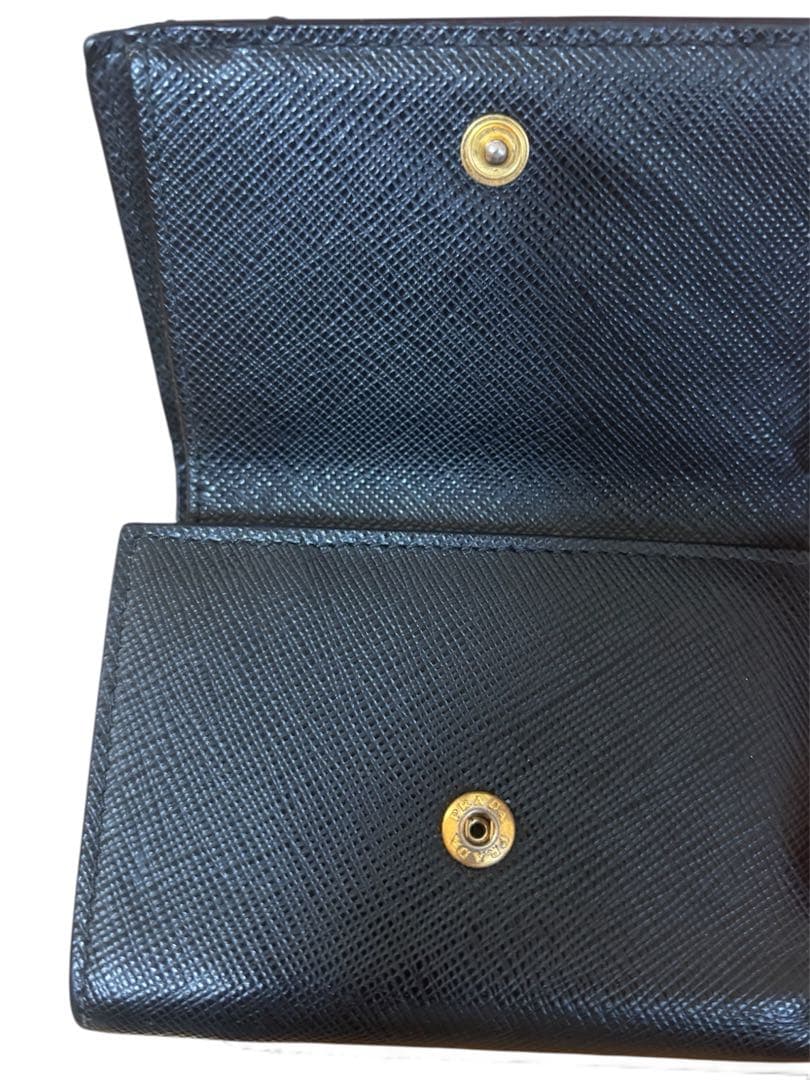 プラダ 三つ折り財布 折り財布 サフィアーノレザー 金ロゴ 黒