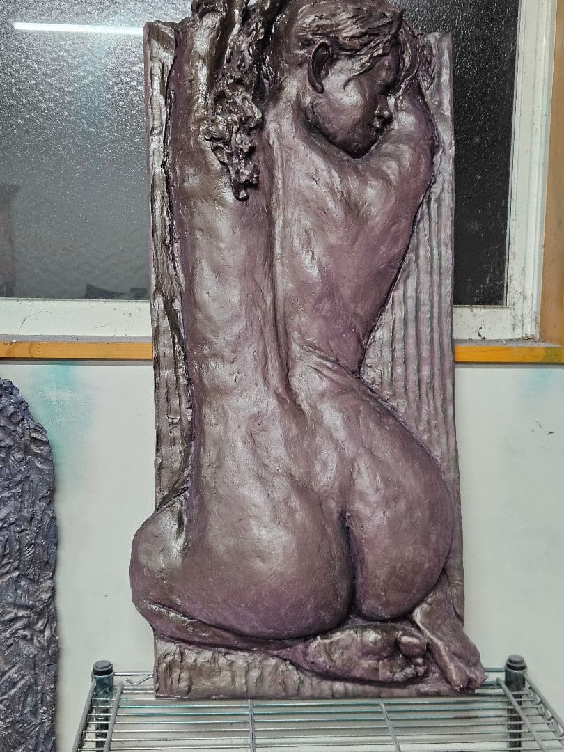 彫刻レリーフ 背中