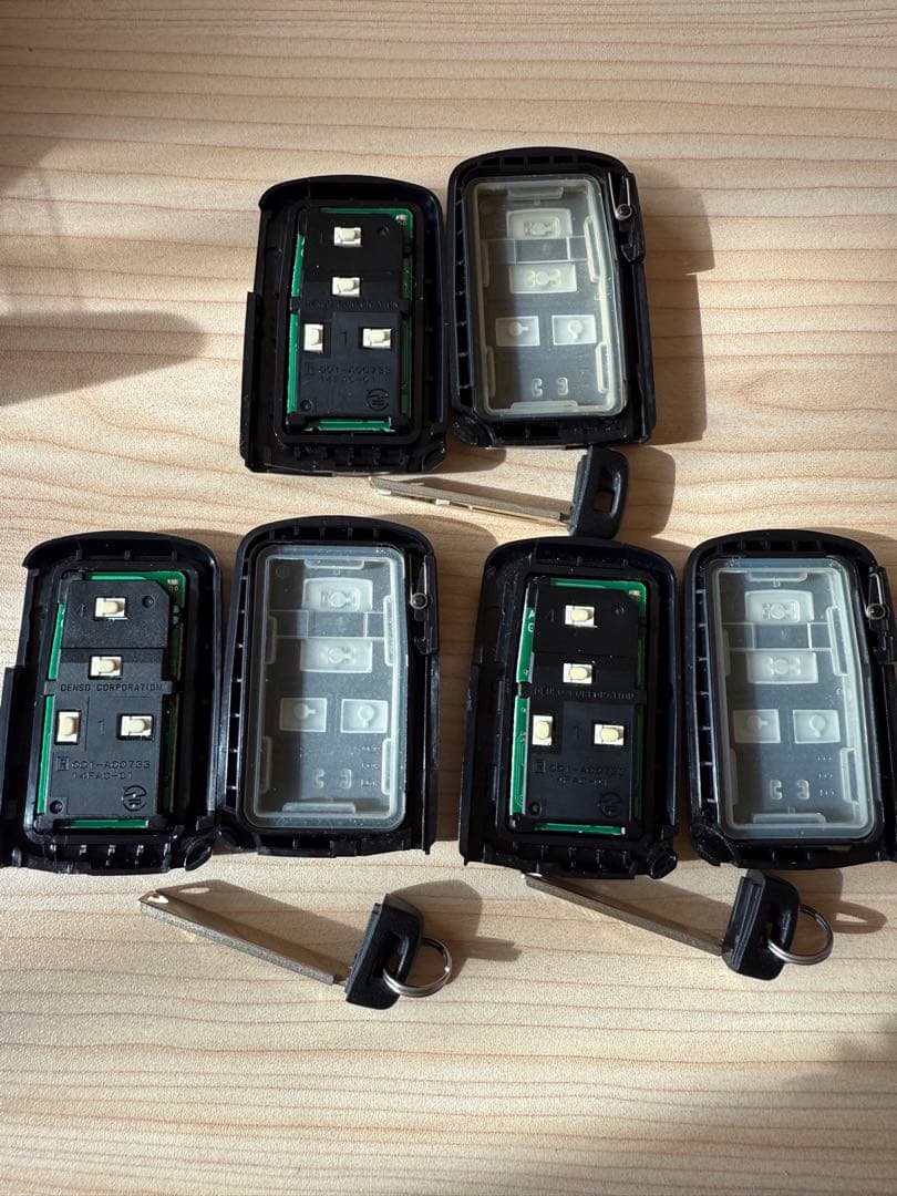 トヨタ純正 ヴォクシー スマートキー (4つボタン) 3個 送料込み