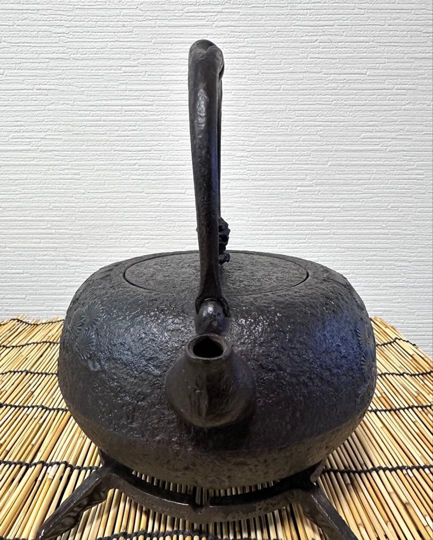 ＵＳＥＤ品 南部清茂造　１５型松文様　鉄瓶　南部鉄瓶　南部鉄器　鉄瓶