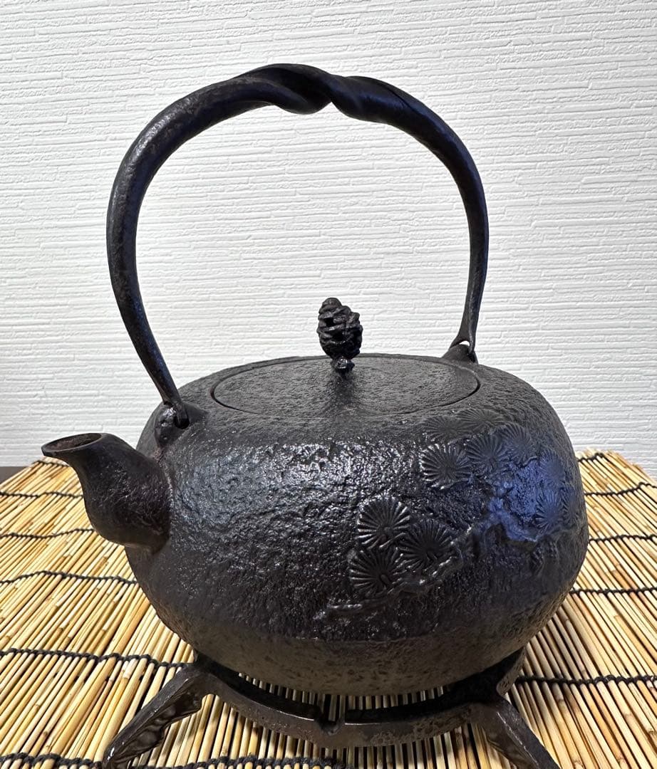 ＵＳＥＤ品 南部清茂造　１５型松文様　鉄瓶　南部鉄瓶　南部鉄器　鉄瓶
