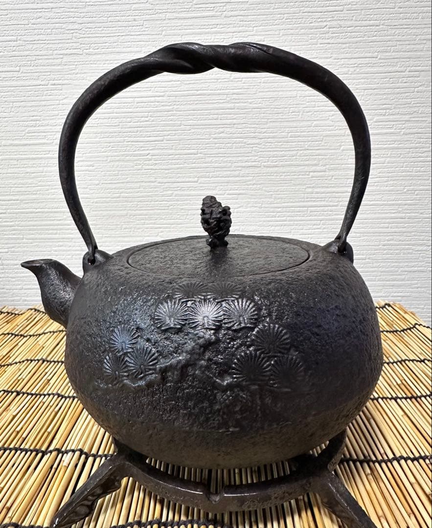 ＵＳＥＤ品 南部清茂造　１５型松文様　鉄瓶　南部鉄瓶　南部鉄器　鉄瓶