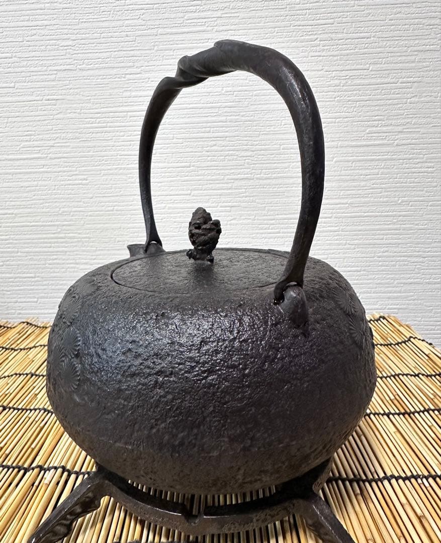 ＵＳＥＤ品 南部清茂造　１５型松文様　鉄瓶　南部鉄瓶　南部鉄器　鉄瓶
