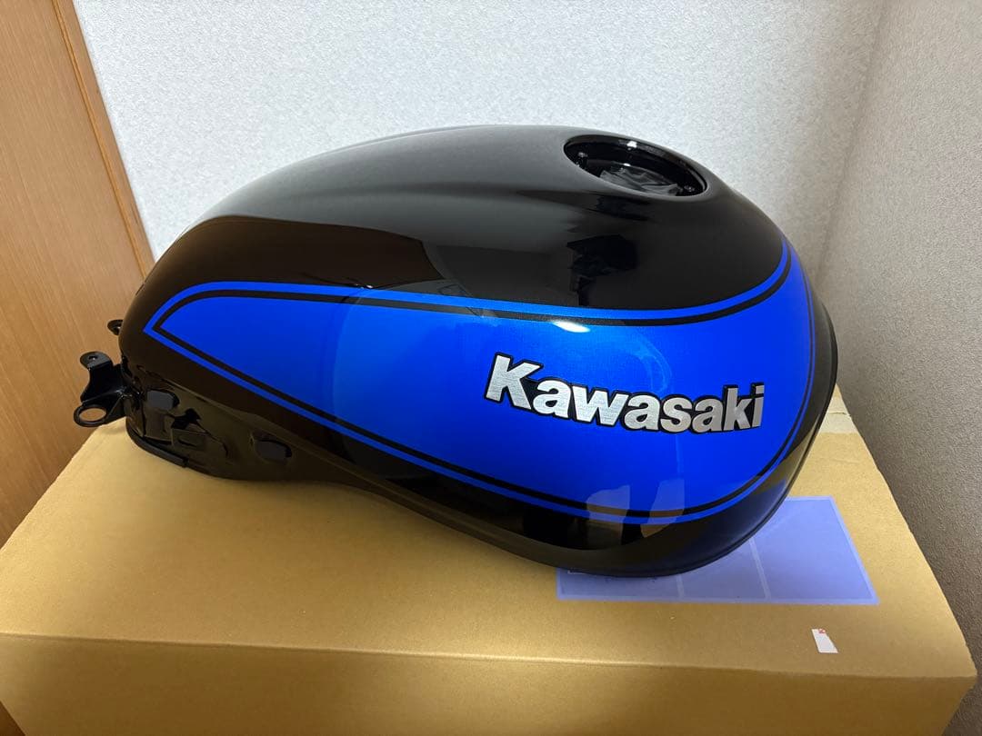 Z900RS タンク　メタリックディアブロブラック×ブルーボール2024モデル