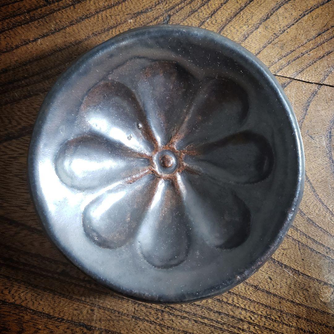 小皿　江戸前期　美濃　瀬戸黒　花型　型押し　蛇肌