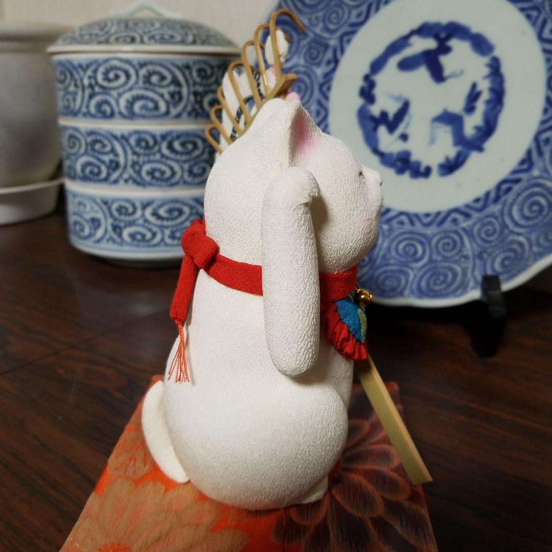 くまでを持った招き猫