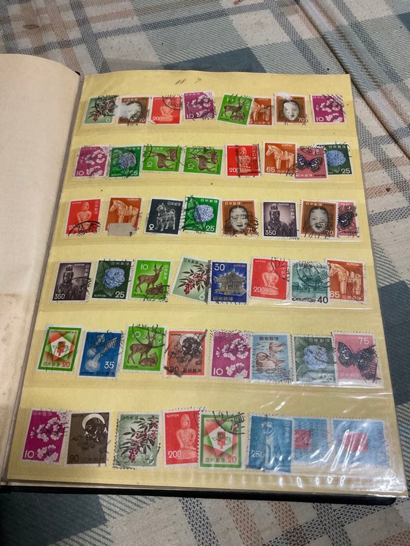 使用済み切手／日本と外国の混合　アルバムにビッシリシリーズ1。【昭和レトロ】。