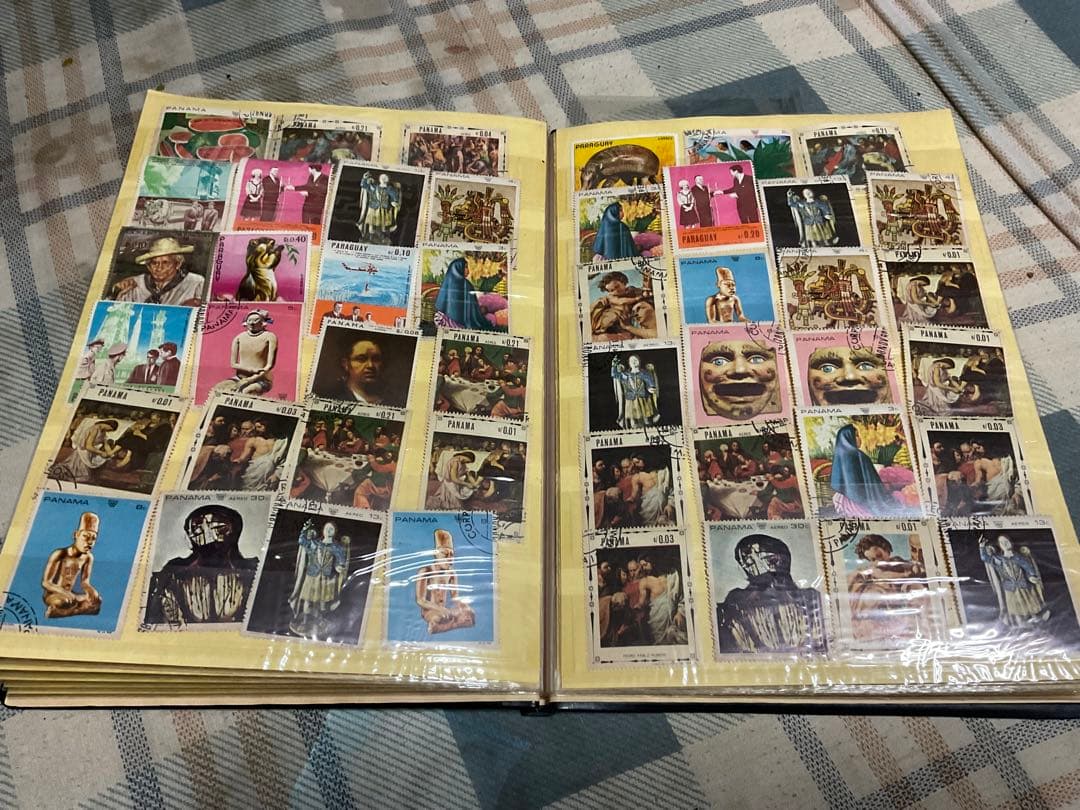 使用済み切手／日本と外国の混合　アルバムにビッシリシリーズ1。【昭和レトロ】。