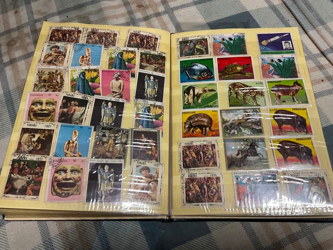 使用済み切手／日本と外国の混合　アルバムにビッシリシリーズ1。【昭和レトロ】。