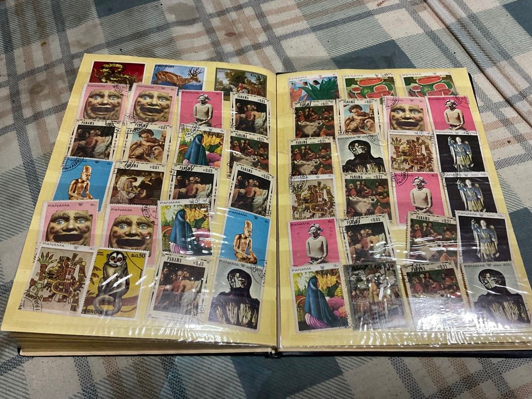 使用済み切手／日本と外国の混合　アルバムにビッシリシリーズ1。【昭和レトロ】。