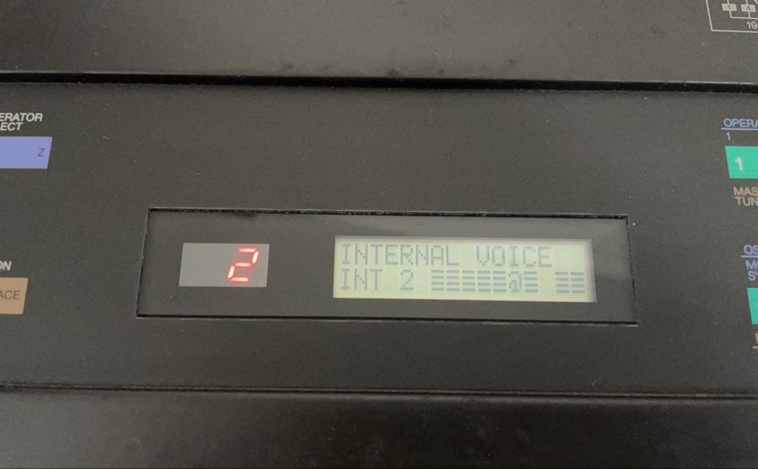 ヤマハ シンセサイザー DX7 ハードケース付き 61鍵盤 32音色