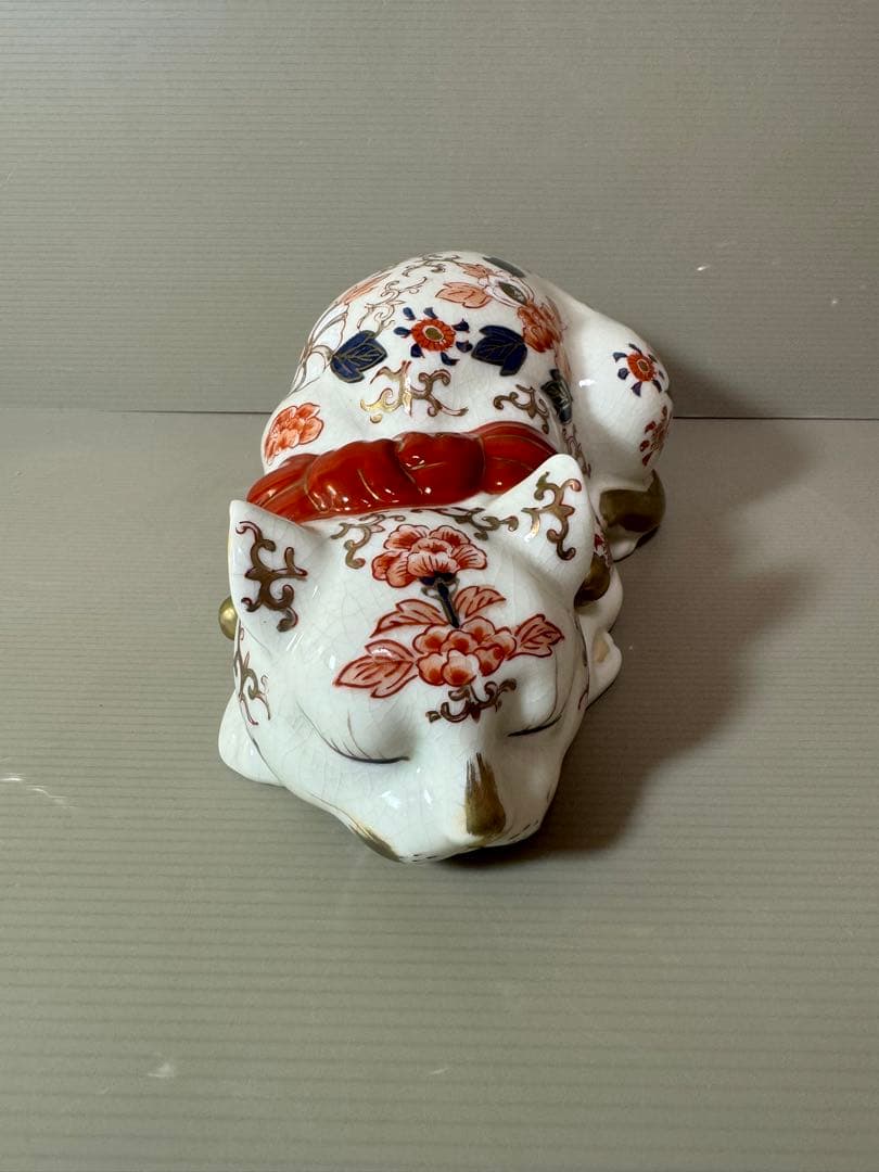 2780 伊万里　眠り猫　金鈴　 牡丹花文様　置物　縁起物