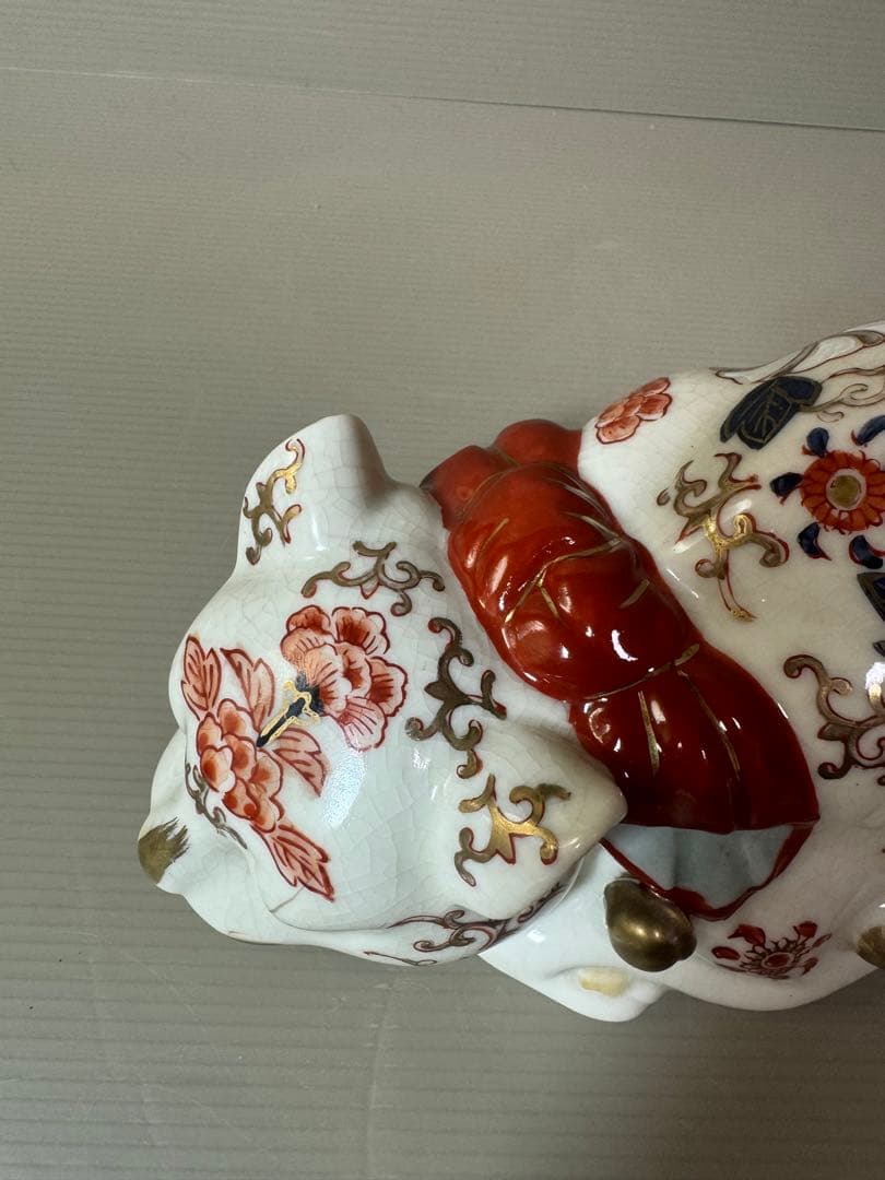 2780 伊万里　眠り猫　金鈴　 牡丹花文様　置物　縁起物