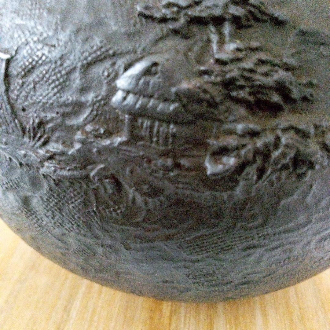 亀文堂造　鉄瓶　楼閣山水盛上紋様　霊芝銅持手