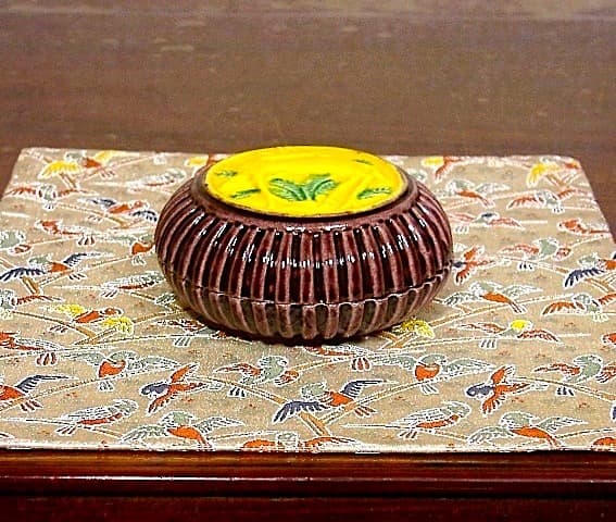 九谷焼　中村梅山作　交趾　鹿香合　無傷　保護箱　保証。